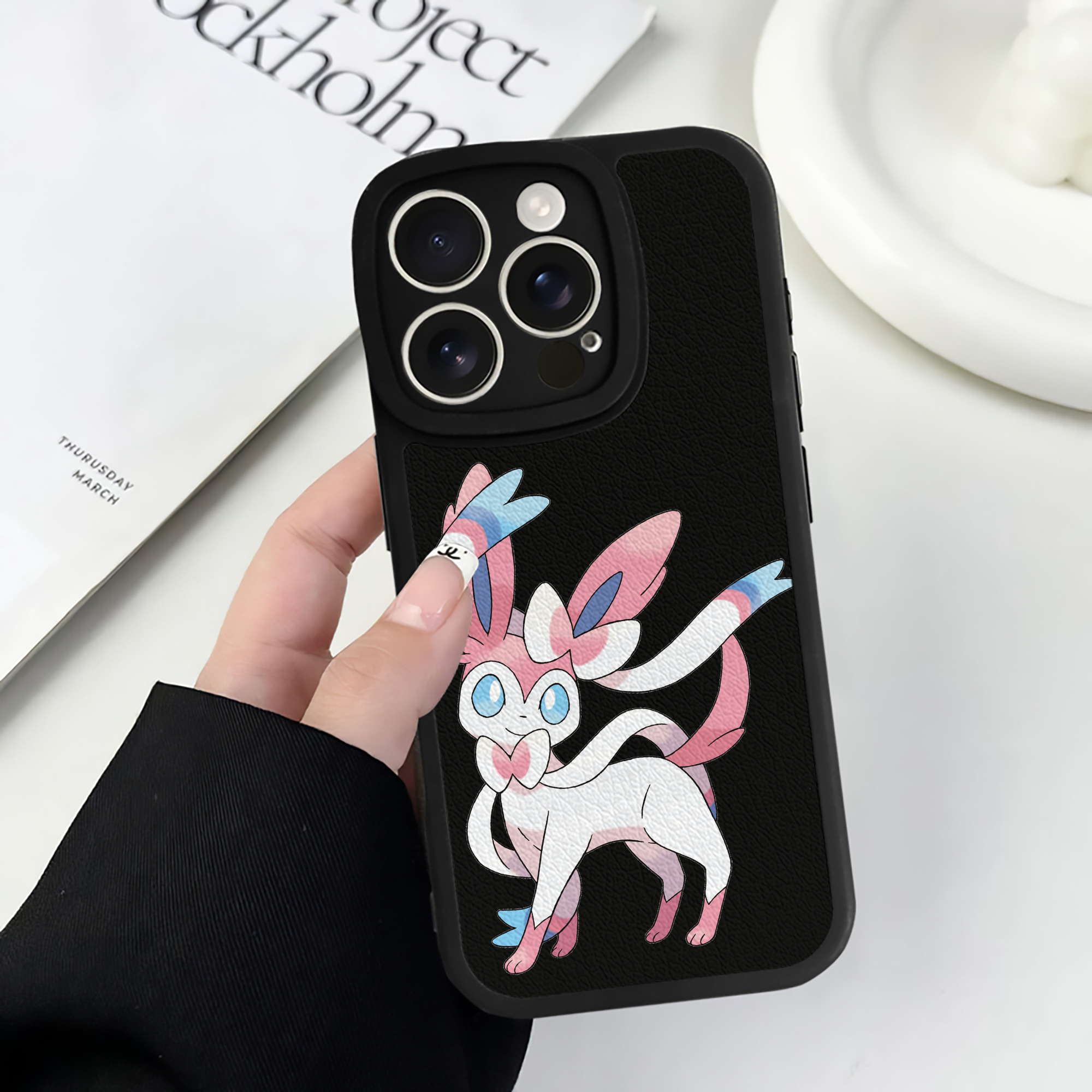 （画像用） ポケットモンスター Pokémon 【iPhone 16シリーズ対応】シリコンスマホケース（レザー調） 材質：シリコン